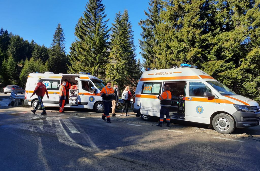 Un autoturism a căzut în prăpastie, cca. 20 m adâncime, zona Dichiu