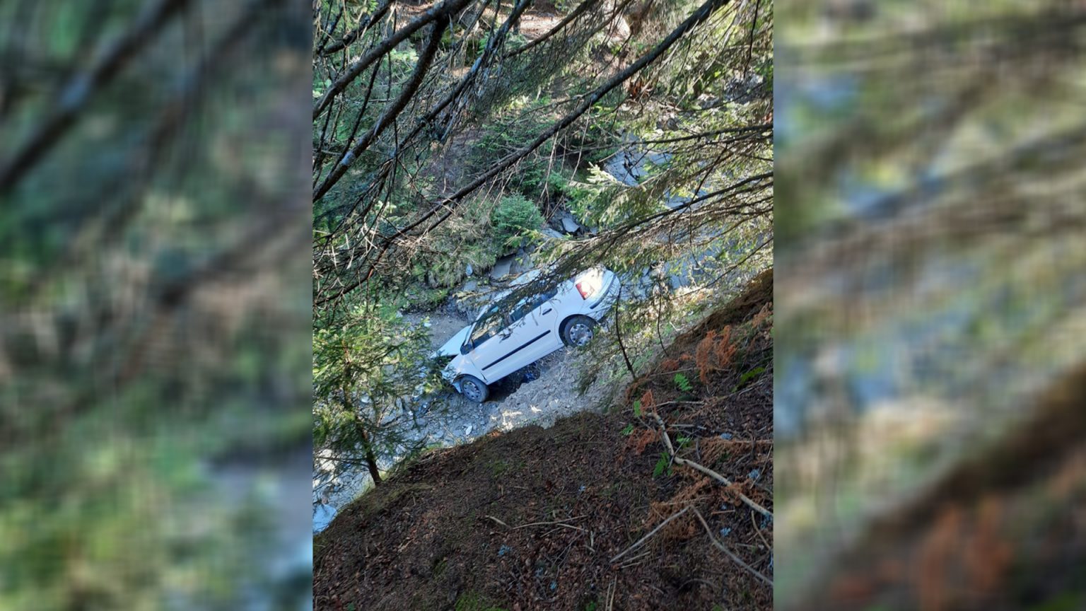 Un autoturism a căzut în prăpastie, cca. 20 m adâncime, zona Dichiu