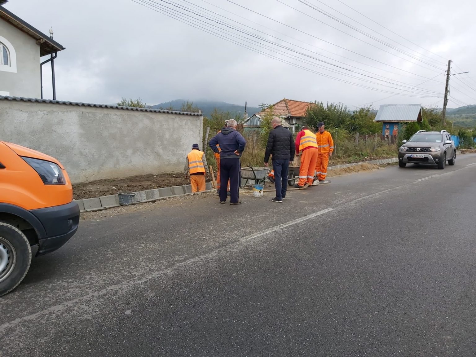 Se lucrează în ritm susținut la podețe și șanțuri pe DJ702B Tătărani