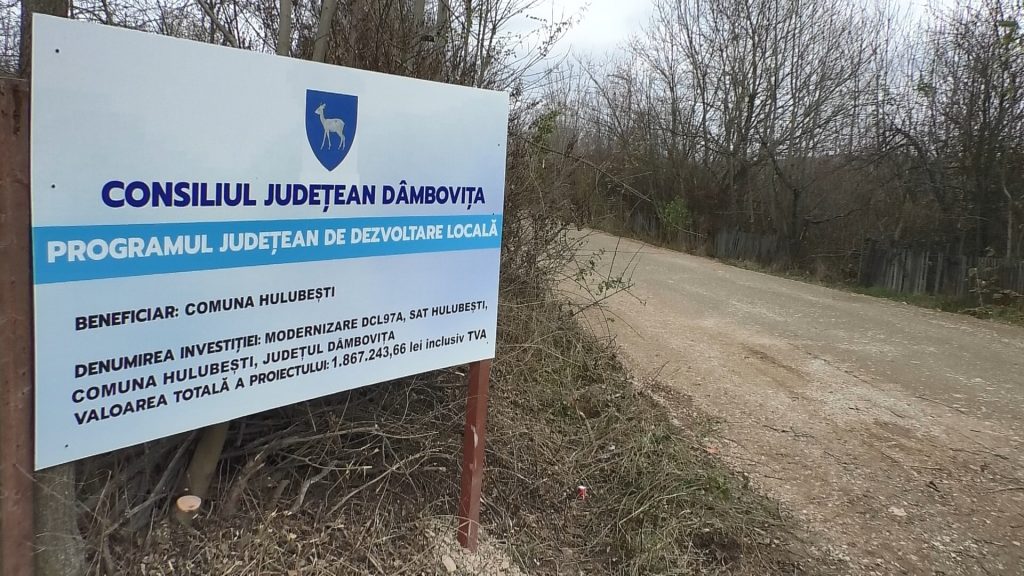 Au început lucrările pe DCL 97A, în satul Hulubești, drum modernizat prin PJDL, cel mai mare program de dezvoltare locală la nivel județean, coordonat și implementat de Consiliul Județean Dâmbovița în asociere sau parteneriat cu unitățile administrativ-teritoriale. 