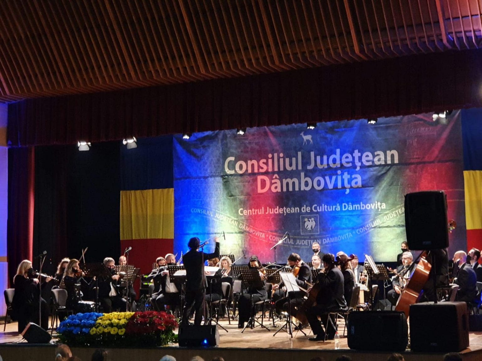 Concert de înaltă ținută, îndemnul la unitate națională, transmis de pe scena Casei Studenților Târgoviște către toți românii.VIDEO