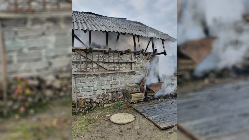 Gospodării la un pas să fie mistuite 