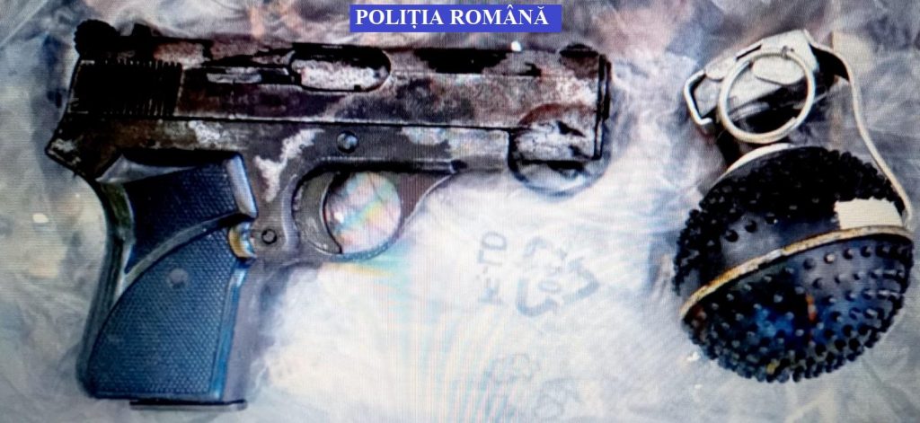 Polițiștii au găsit pistolul și grenada cu care un bărbat i-a amențat pe anchetatori, a fost reținut și un complice
