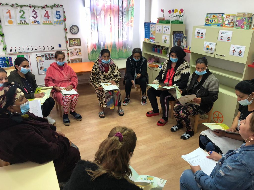 Pachete cu alimente şi produse de igienă - stimulentul pentru participarea la grădiniţă a copiilor din familiile sărace din Curcani şi Româneşti