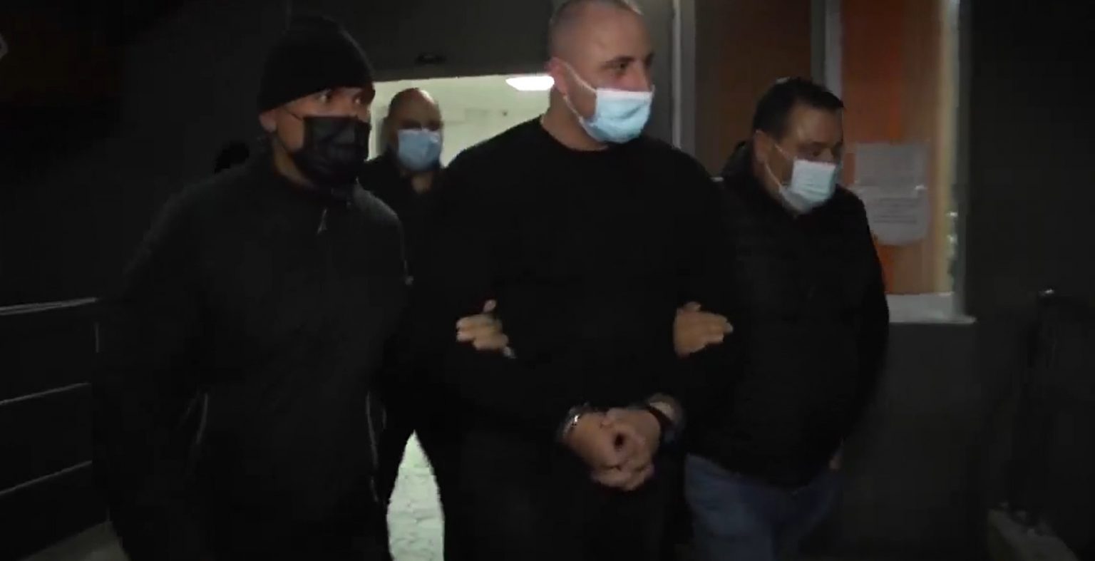 Polițiștii au găsit pistolul și grenada cu care un bărbat i-a amențat pe anchetatori, a fost reținut și un complice