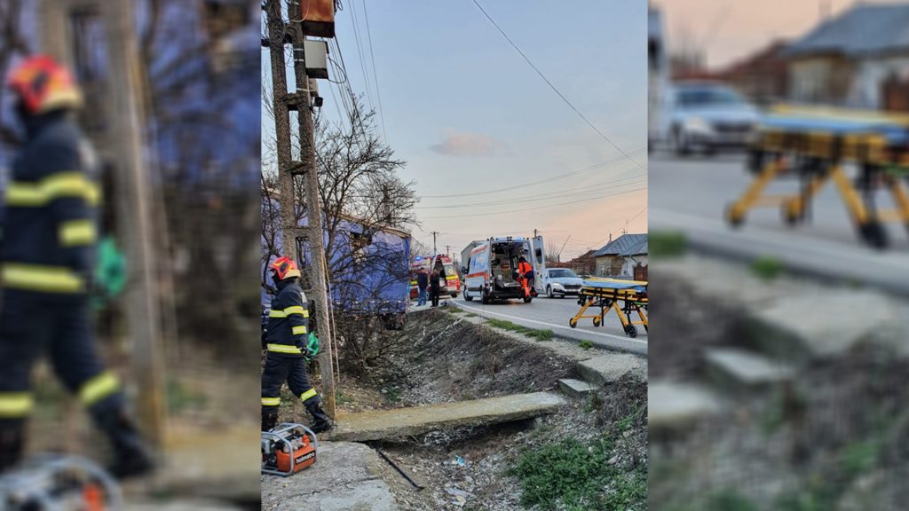 Șofer în stare de inconștiență, după ce a ajuns cu TIR-ul într-un gard