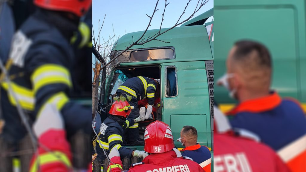 Șofer în stare de inconștiență, după ce a ajuns cu TIR-ul într-un gard