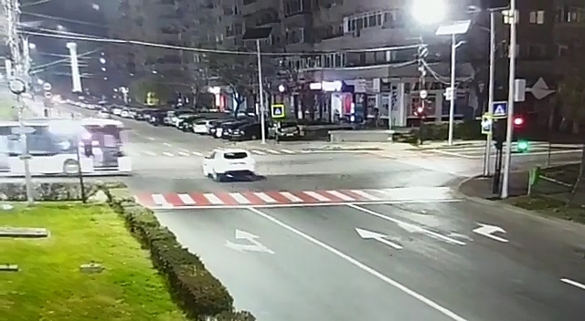 Târgoviște: Momentul în care un șofer de autobuz evită la limită un autoturism care a trecut pe roșu