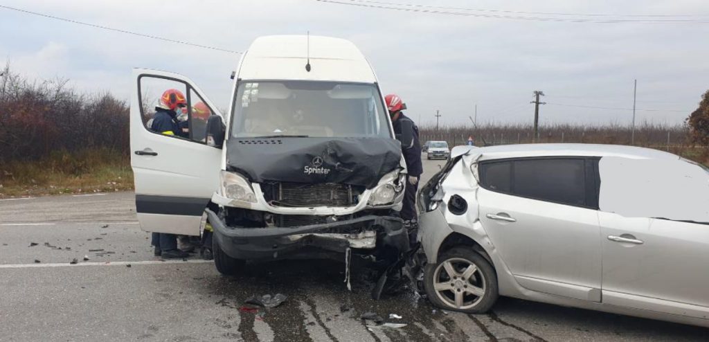 Trei auto, implicate într-un accident la intersecția Ungureni- Lucieni