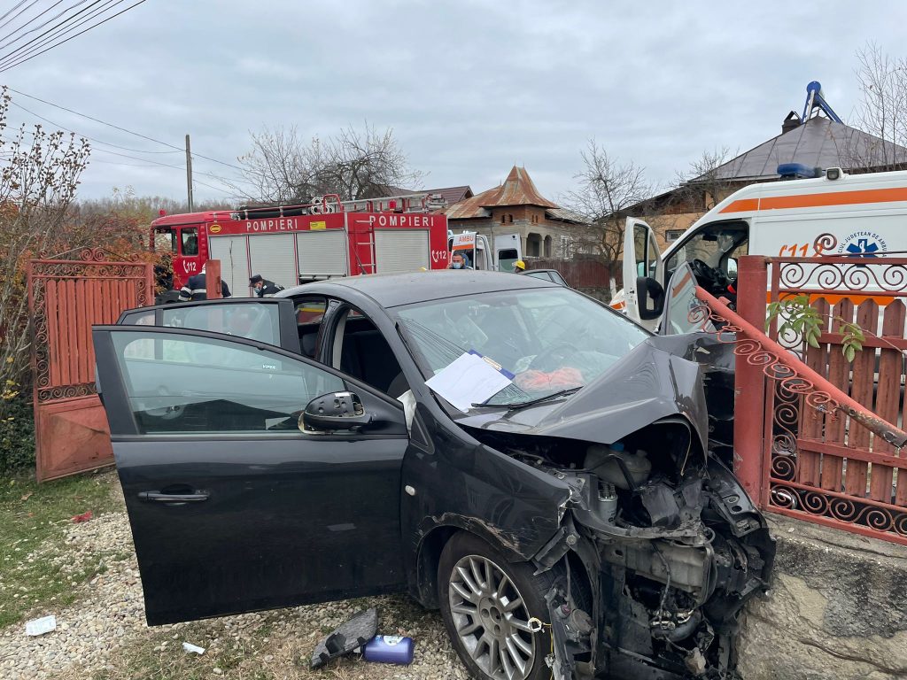 HULUBEȘTI: Accident cu trei persoane încarcerate, intervine și elicopterul SMURD