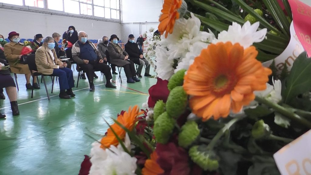 17 cupluri longevive premiate de Primăria Răzvad, au știut că familia este cel mai puternic suport în viață și au avut înțelepciunea