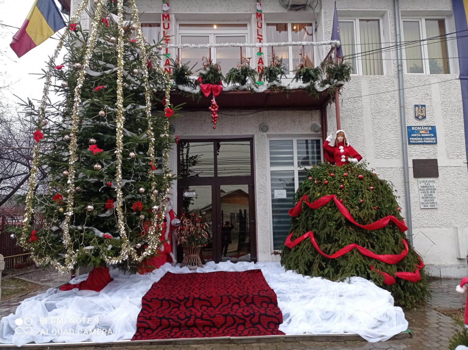 Moș Crăciun și-a umplut tolba cu daruri și a pornit la drum alături de primarul Radu Vasile și viceprimarul Scîrtoaje Bogdan