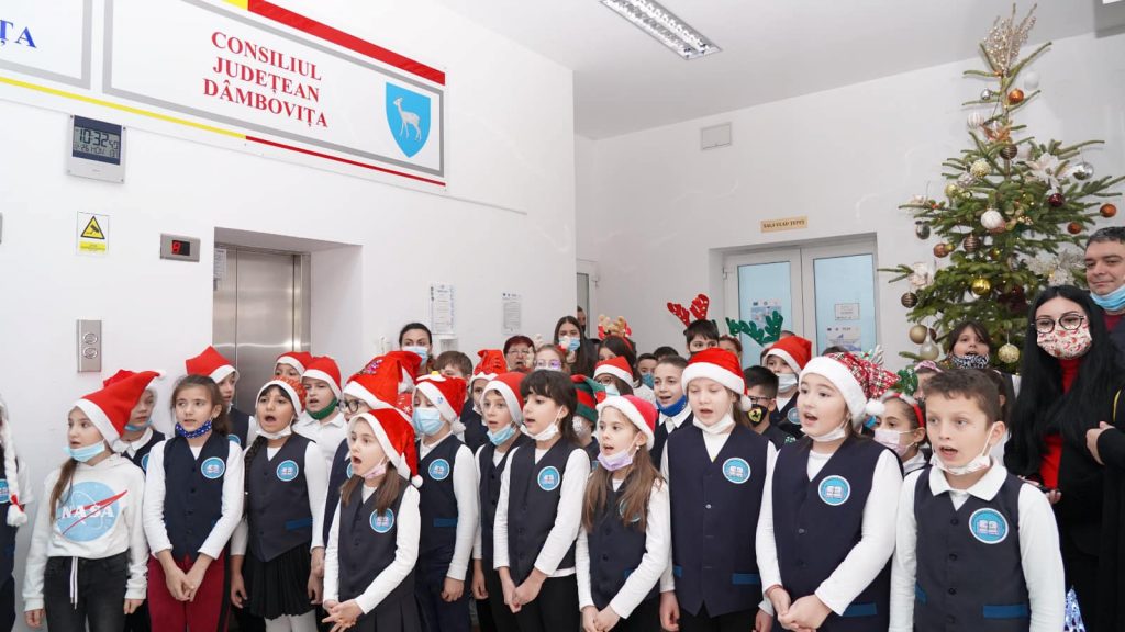 ”Iată, vin colindători !” la Consiliul Județean Dâmbovița, și aduc vestea bună a Crăciunului