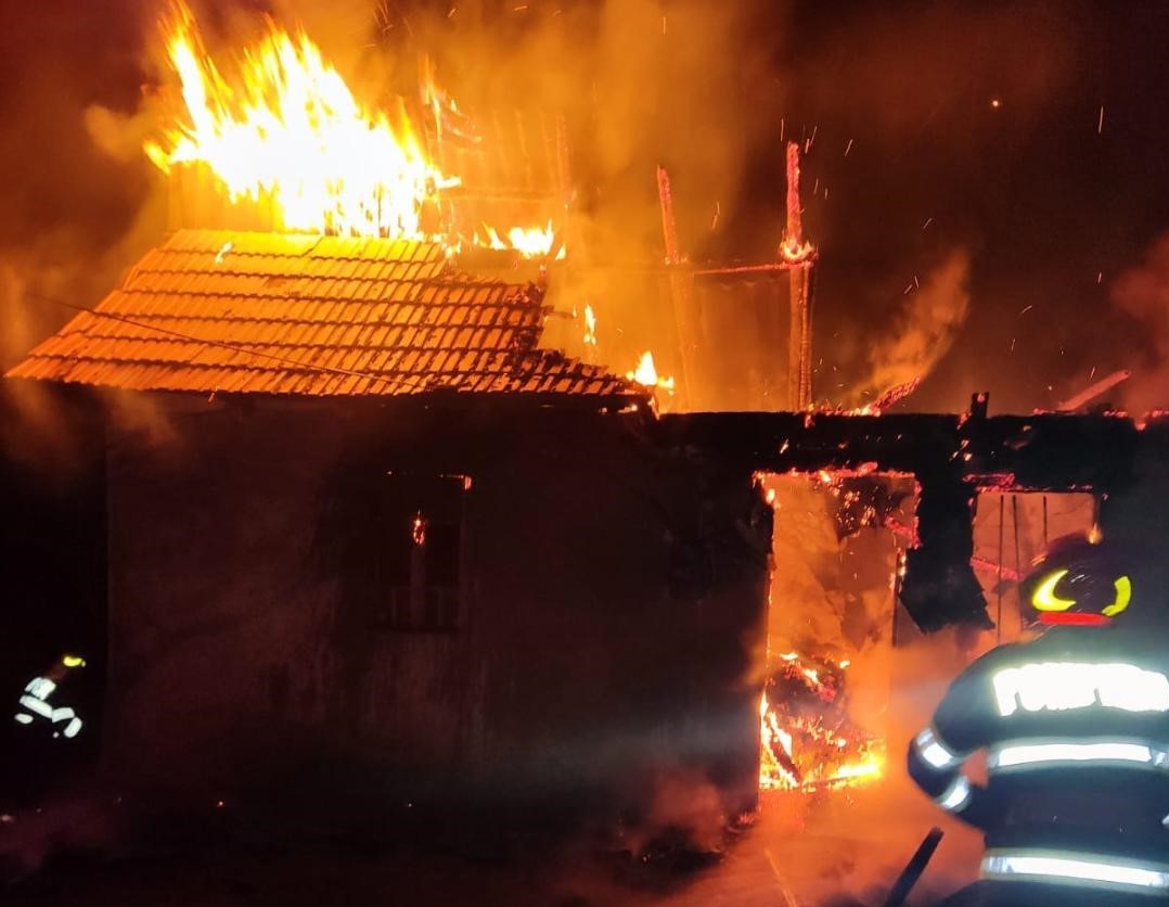 O persoană a murit într-un incendiu izbucnit în  comuna Șelaru