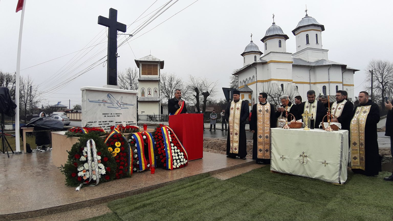 La Vișina, a fost sfințit Monumentul victimelor tragediei aviatice din pădurea Mălineasa. VIDEO