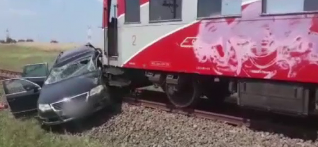 Mașină lovită de tren la Braniștea iar alta ieșită în decor la Corbii Mari