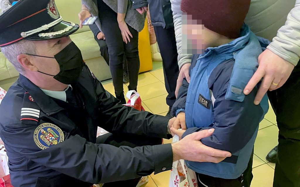 Pompierii dâmbovițeni, ajutoarele lui Moș Crăciun, în prag de sărbători, toţi copiii merită să primească cadouri de la Moş.