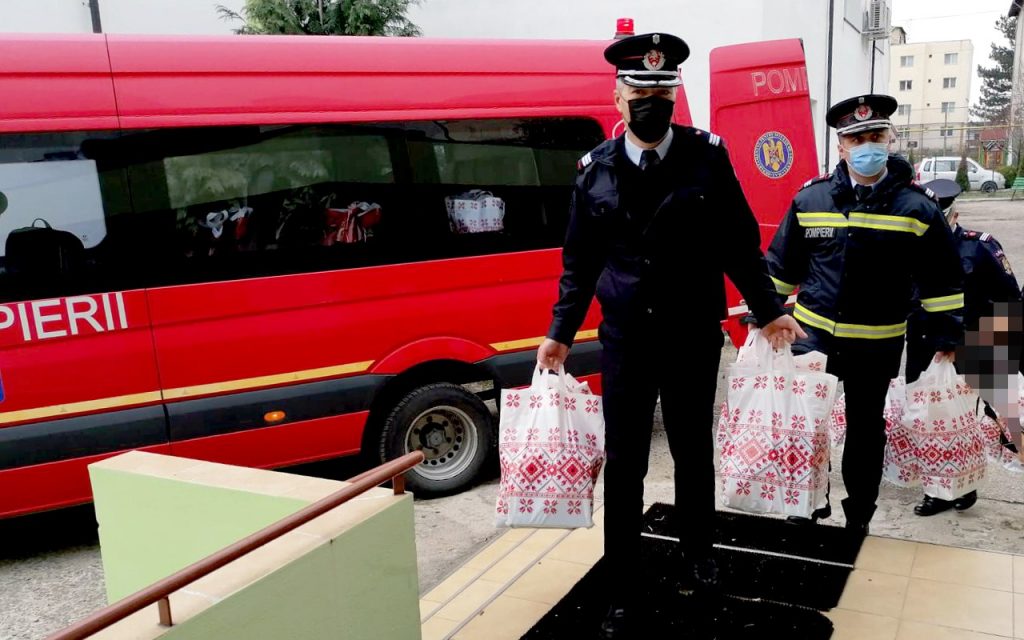 Pompierii dâmbovițeni, ajutoarele lui Moș Crăciun, în prag de sărbători, toţi copiii merită să primească cadouri de la Moş.