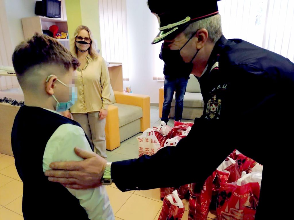 Pompierii dâmbovițeni, ajutoarele lui Moș Crăciun, în prag de sărbători, toţi copiii merită să primească cadouri de la Moş.
