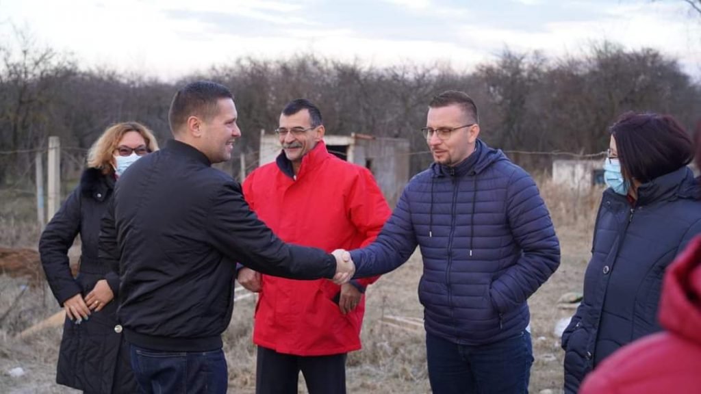 Sfârșitul anului 2021 are vești bune pentru participanții la traficul rutier din comuna Gura Ocniței, în zona podului pe DJ 720, peste pârâul Slănic