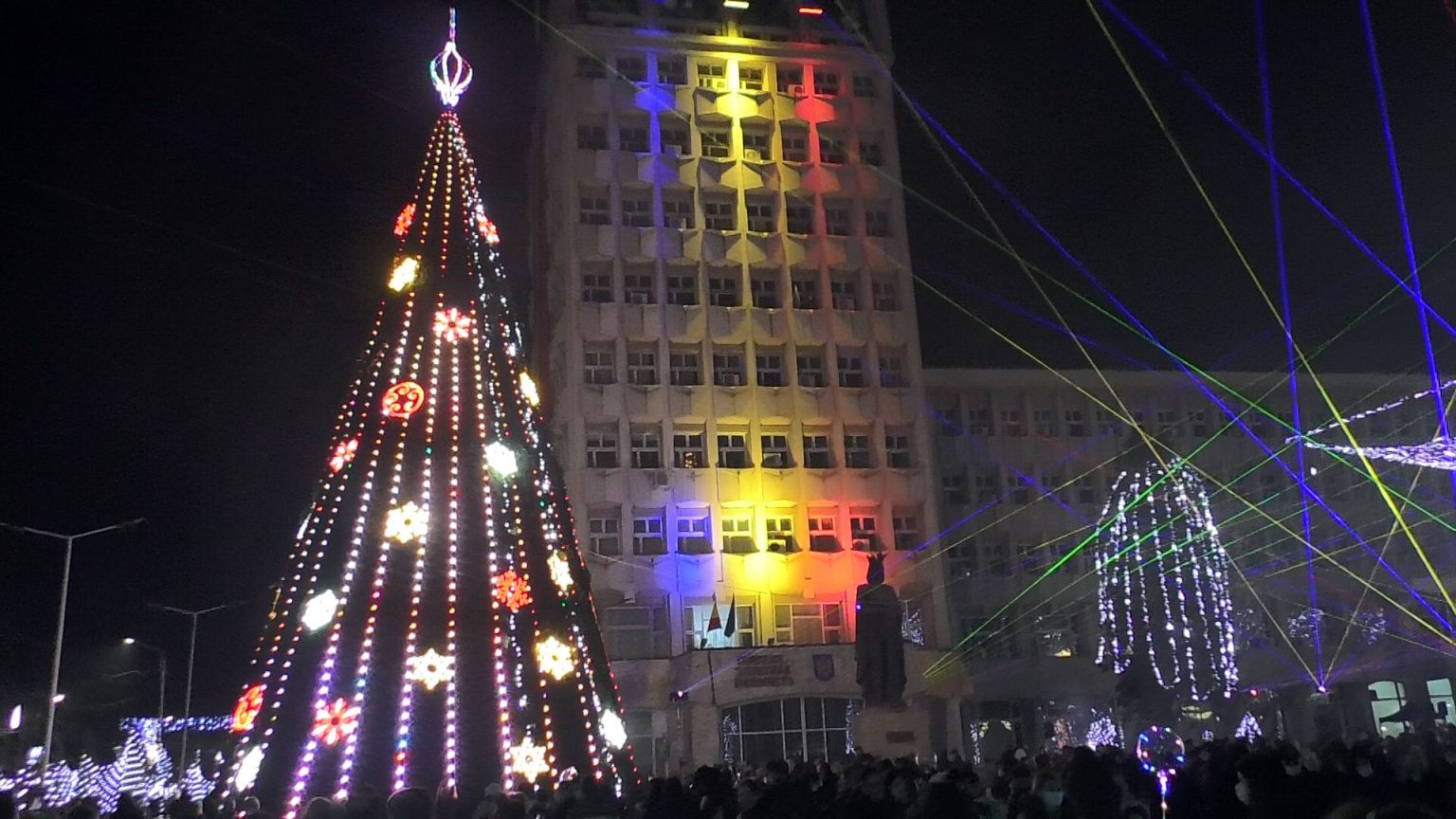 TÂRGOVIȘTE: Spectacol de sunet, lasere și proiecții și aprinderea luminițelor de Crăciun