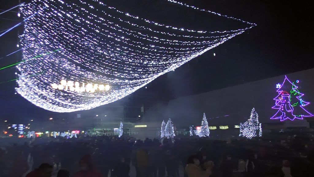 TÂRGOVIȘTE: Spectacol de sunet, lasere și proiecții și aprinderea luminițelor de Crăciun