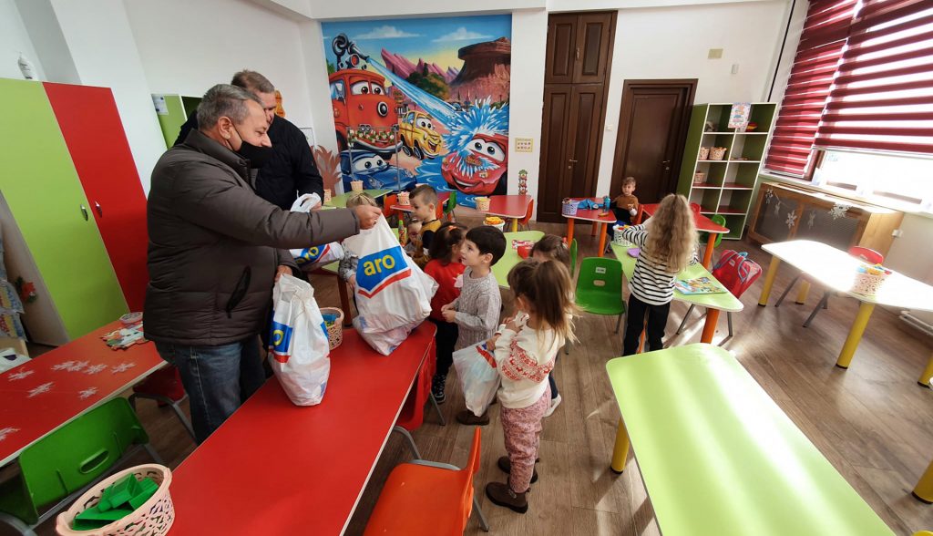 Tradiția se păstrează, 800 de copii din școlile și grădinițele comunei Dragomirești, primesc cadouri cu ocazia Sărbătorilor de Iarnă
