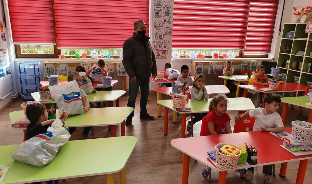 Tradiția se păstrează, 800 de copii din școlile și grădinițele comunei Dragomirești, primesc cadouri cu ocazia Sărbătorilor de Iarnă