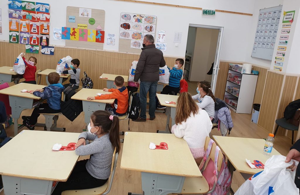 Tradiția se păstrează, 800 de copii din școlile și grădinițele comunei Dragomirești, primesc cadouri cu ocazia Sărbătorilor de Iarnă