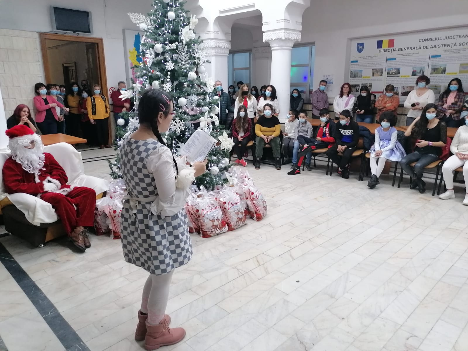 Spiritul și magia sărbătorilor de iarnă la DGASPC Dâmbovița. VIDEO