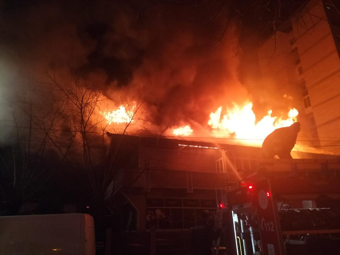 Magazin mistuit de un incendiu devastator, în municipiul Târgoviște