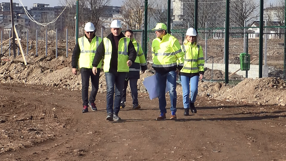 Lucrările de construcție a celui mai mare parc din municipiul Târgoviște sunt în plin proces de execuție, este vorba despre cel mai mare spațiu de recreere din municipiul Târgoviște care se întinde pe o suprafață de 5 hectare iar spațiul verde va repreznta 90% din această suprafață .