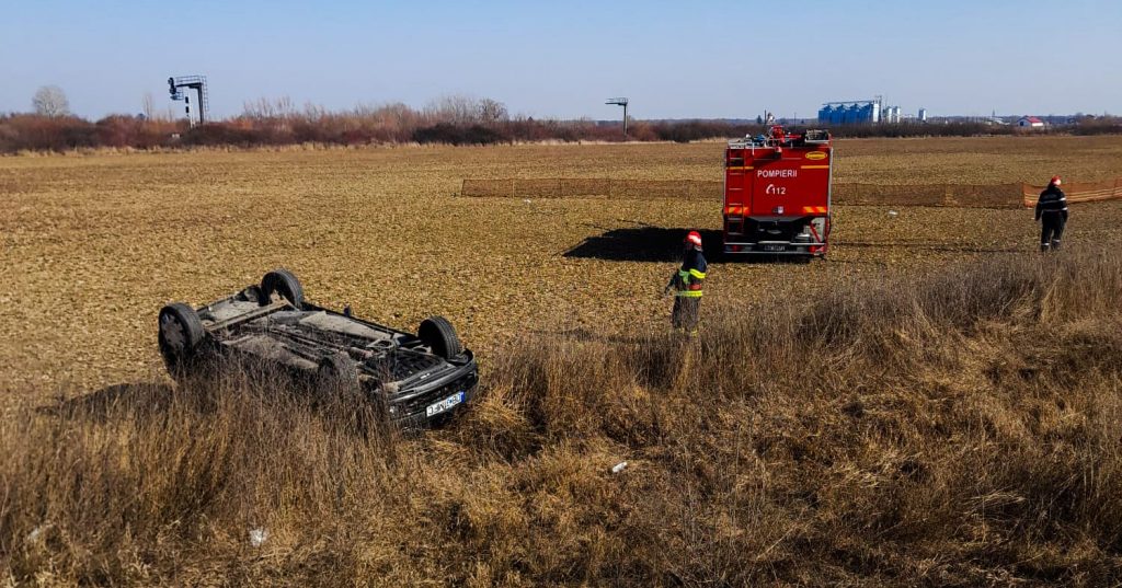 S-a dat cu mașina peste cap, între localitățile Racari și Contești- un conducator auto, în timp ce se deplasa pe DN 71, din direcția București către Târgoviște , a părăsit partea carosabilă și s-a răsturnat.