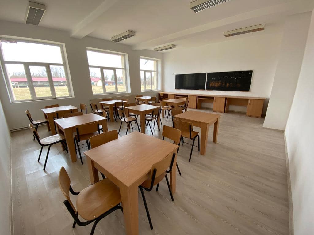 30 de locuri de cazare cu tot strictul necesar, la Răcari, pentru cetățenii ucraineni, acestea au fost amenajate în fosta Școală de la Ghimpați  care a fost  transformată într-un Centru after school  care își va deschide porțile în toamă.