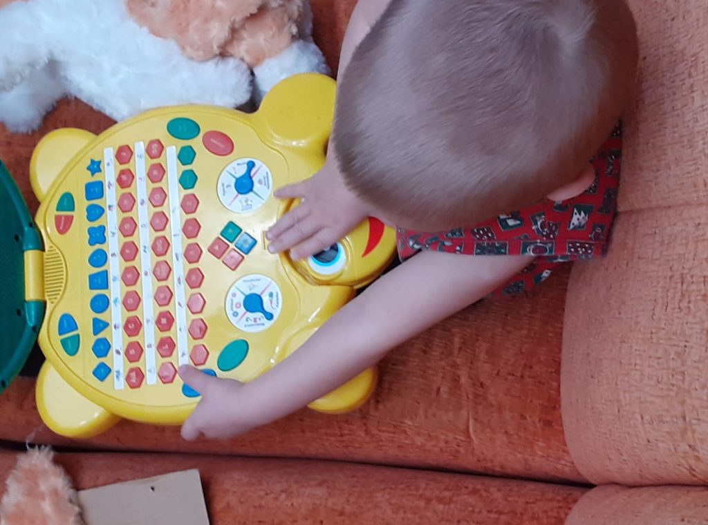 Copiii fugiți din calea războiului își pot regăsi liniștea în țara noastră!