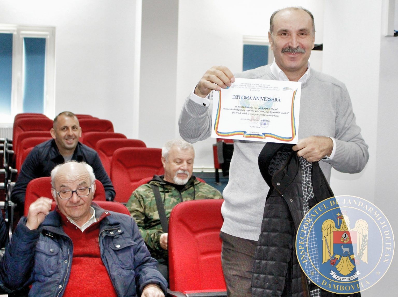 Jandarmeria Dâmbovița a pregătit un moment special cadrelor militare în rezervă care, prin profesionalism, modestie şi cumpănită exigenţă au pus o cărămidă la edificarea tinerilor jandarmi