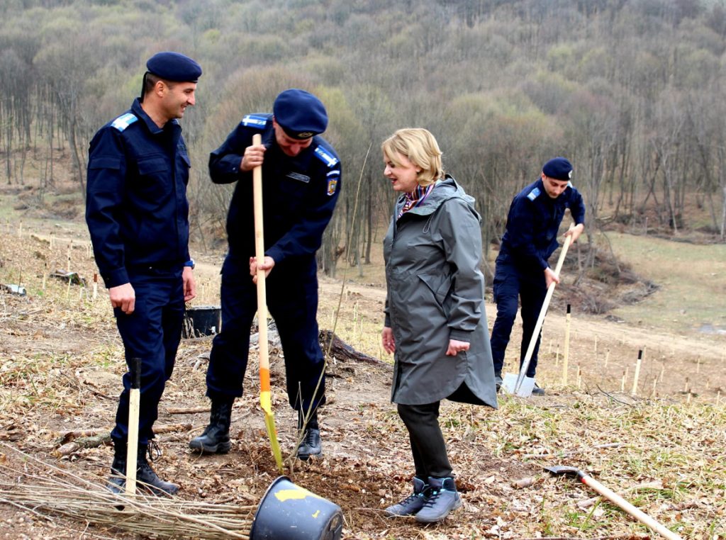 Jandarmii dâmbovițeni s-au alăturat și anul acesta campaniei ,,Luna Plantării Arborilor” și ca răspuns la invitația reprezentanților Direcției Silvice Dâmbovița au participat la o acțiune de împădurire în localitatea I.L. Caragiale.