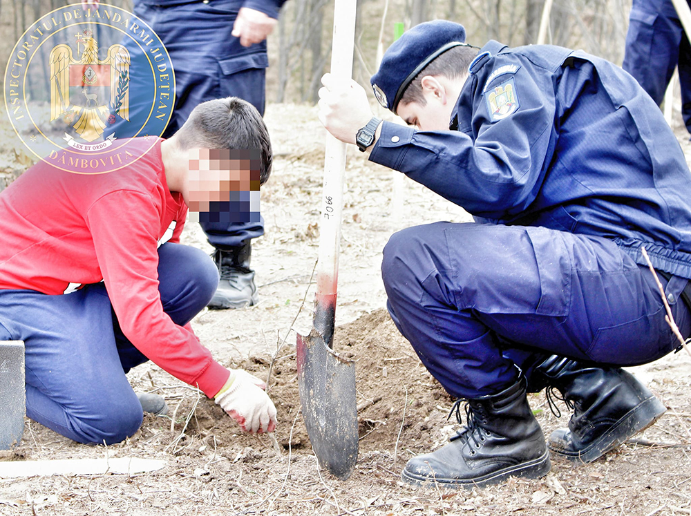 Jandarmii dâmbovițeni s-au alăturat și anul acesta campaniei ,,Luna Plantării Arborilor” și ca răspuns la invitația reprezentanților Direcției Silvice Dâmbovița au participat la o acțiune de împădurire în localitatea I.L. Caragiale.
