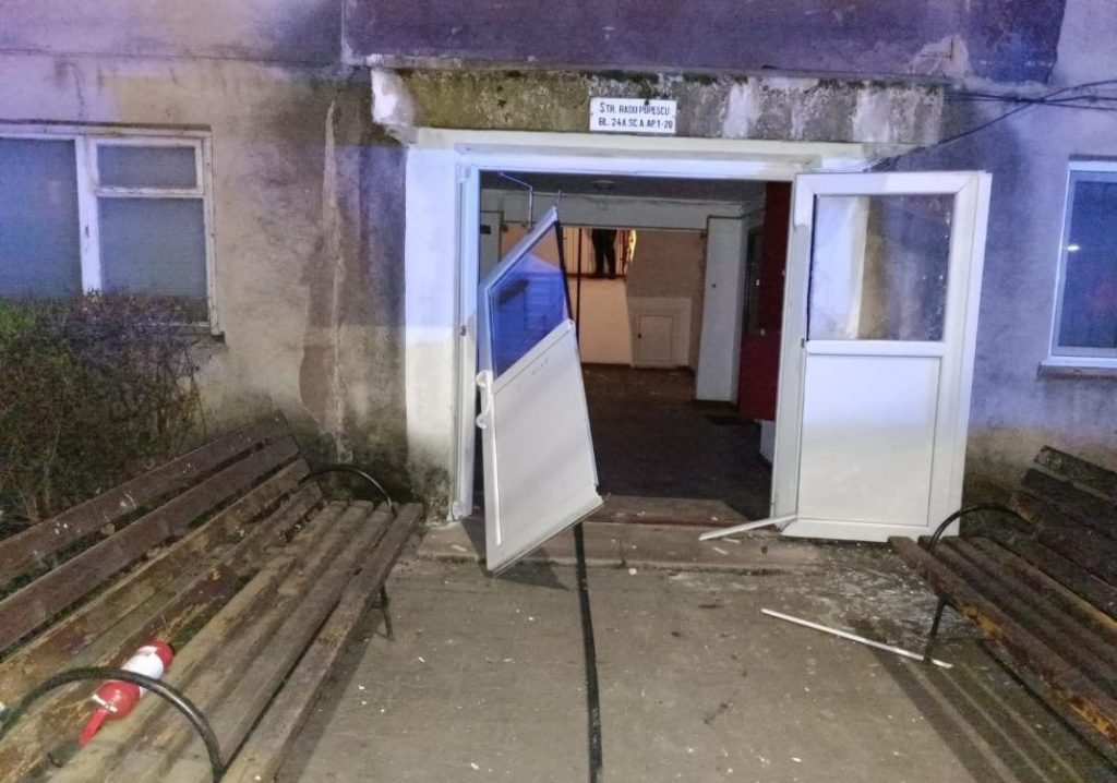 Noaptea trecută,într-un bloc din Târgoviște, explozie urmată de incendiu