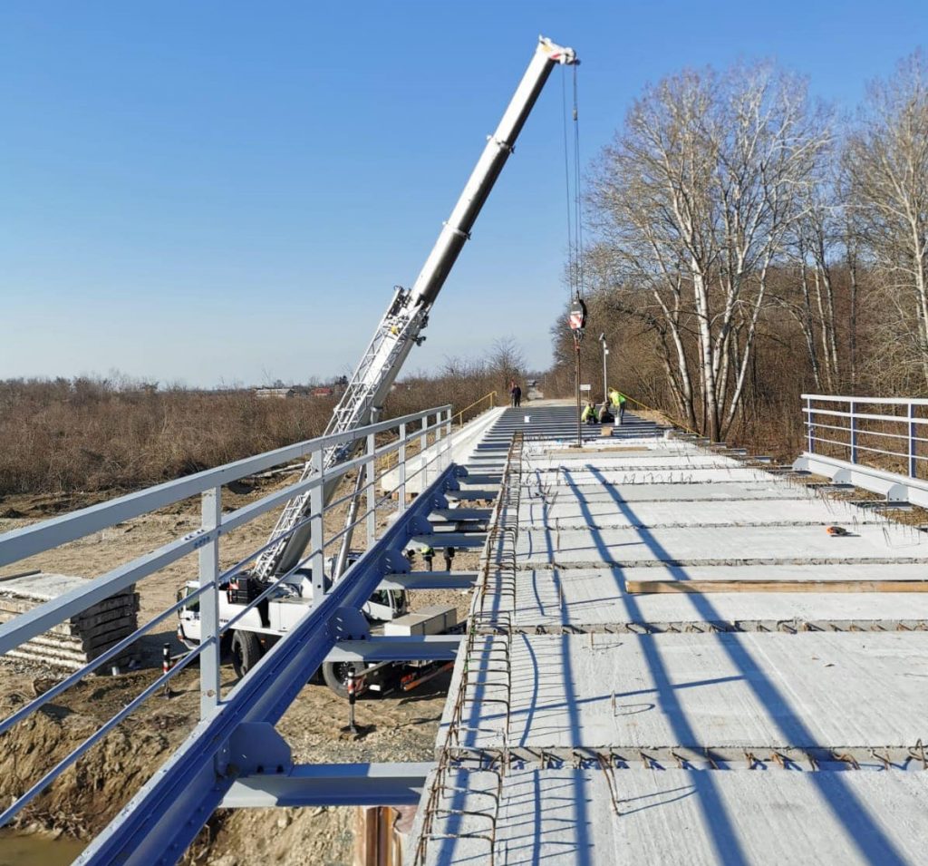 Se lucrează intens la podul de la Corbii Mari, în cel mult două luni, va fi redat circulației