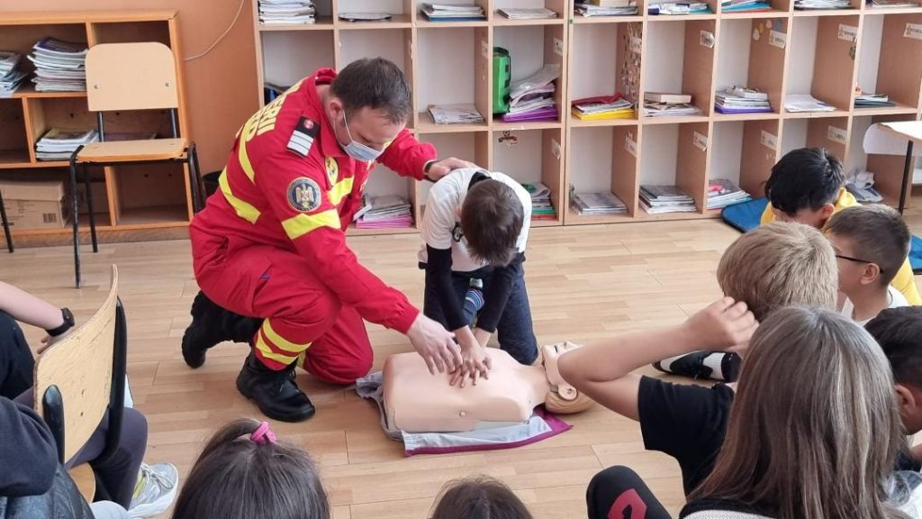 Elevii au învăţat cum să acorde corect primul ajutor de la paramedicii ISU Dâmbovița