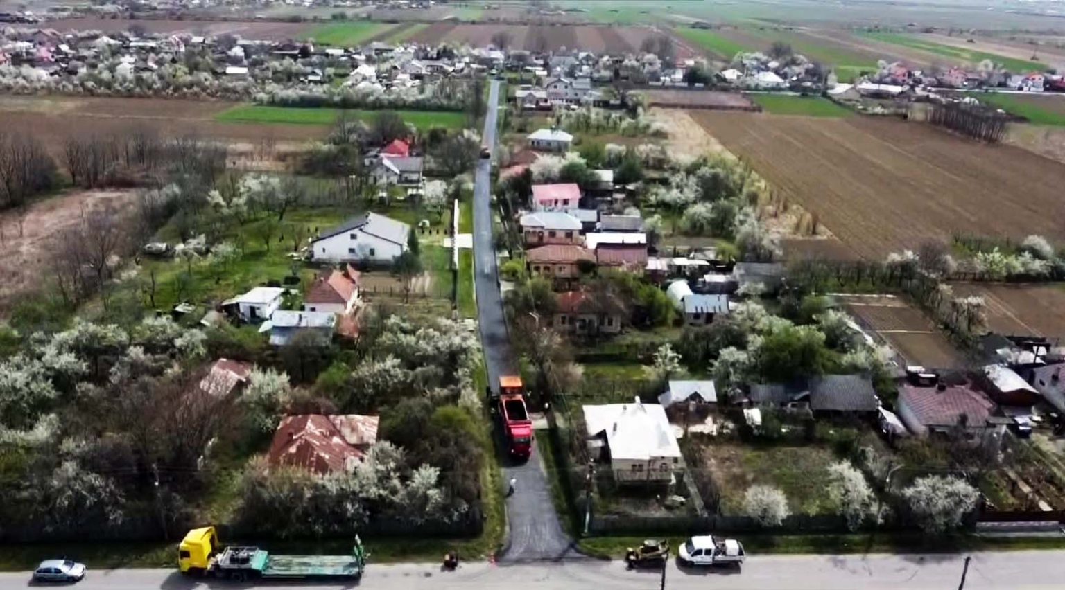 Străzi asfaltate și se lucrează de zor la șanțurile dalate și podețele din satul Făgetu, comuna Gura Foii