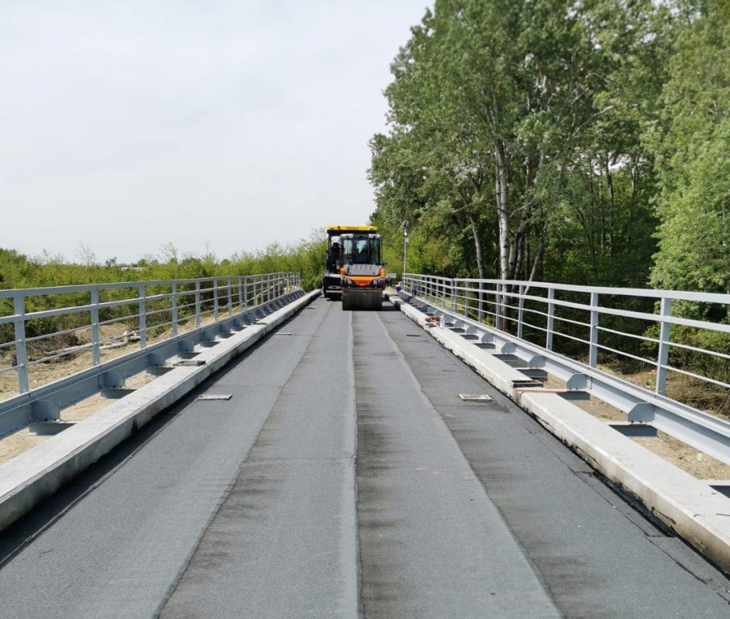 Pe podul de pe DJ 701 -Corbii Mari, se toarnă asfaltul pe calea de rulare