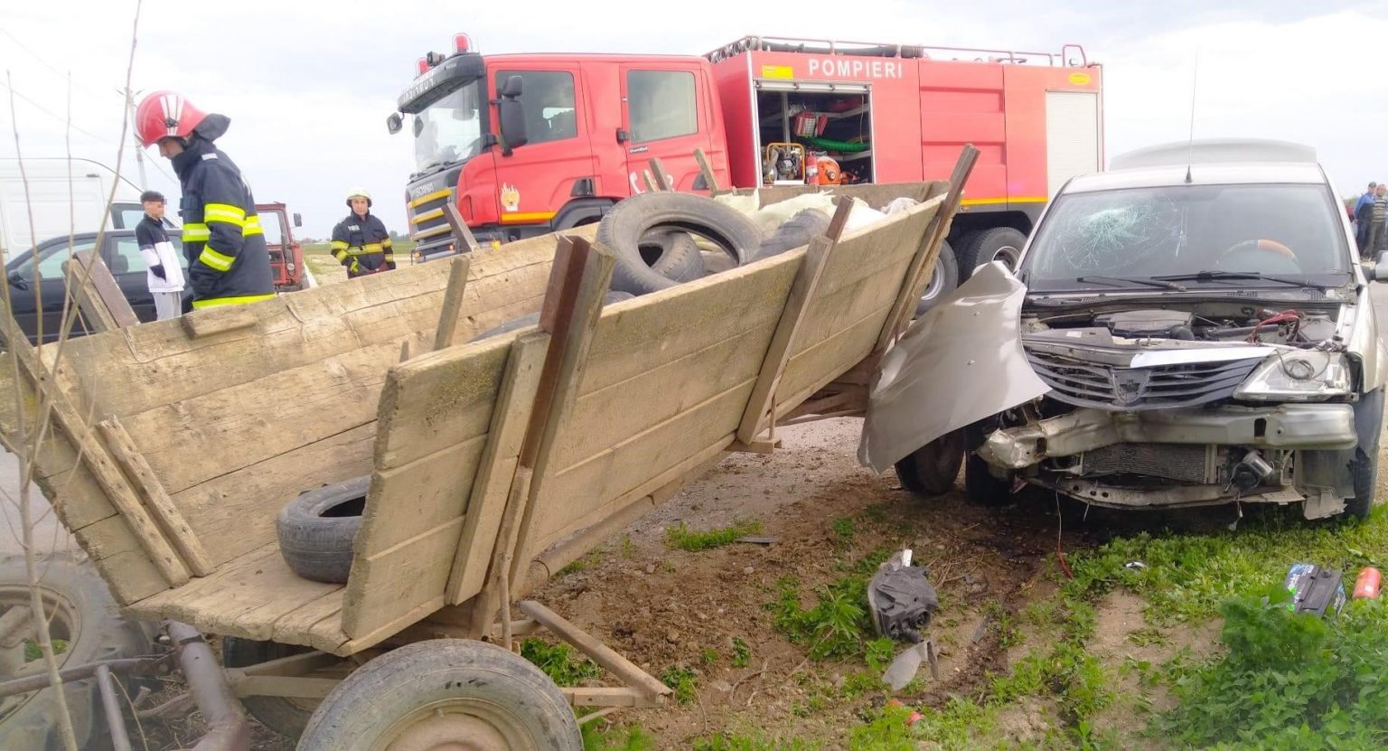 O PERSOANĂ RĂNITĂ, într-un accident care s-a produs la LUNGULEȚU,  între un tractor care tracta o căruță și un autoturism