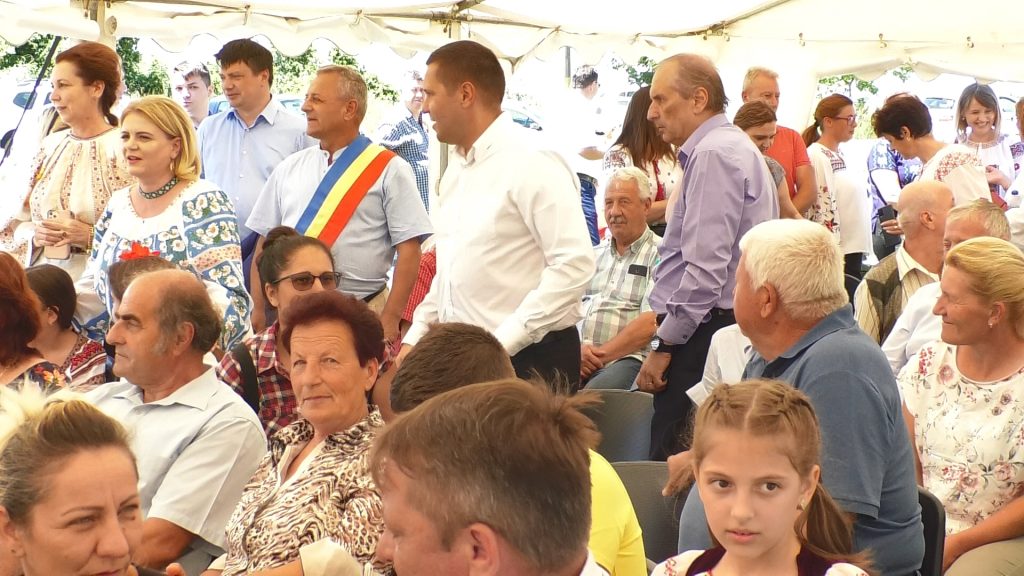 Producători autohtoni dâmbovițeni din toate zonele județului și-au dat întâlnire în comuna Dragomirești, la sărbătoarea iei și a satului românesc. VIDEO