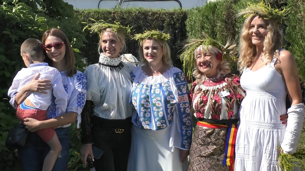 universul iei tradiționale românești și cununi de sânziene