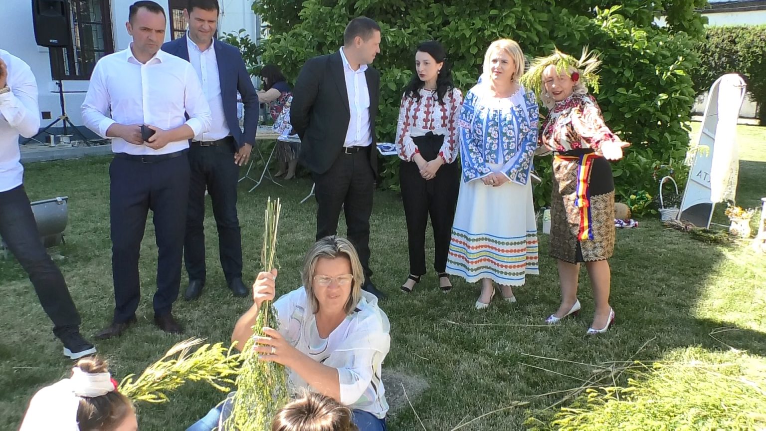 La Târgoviște, universul iei tradiționale românești și cununi de sânziene. VIDEO