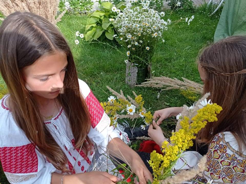 Sânzienele și Povestești cu ie și cântec la Căminul Cultural "Izvor de Apă Vie"