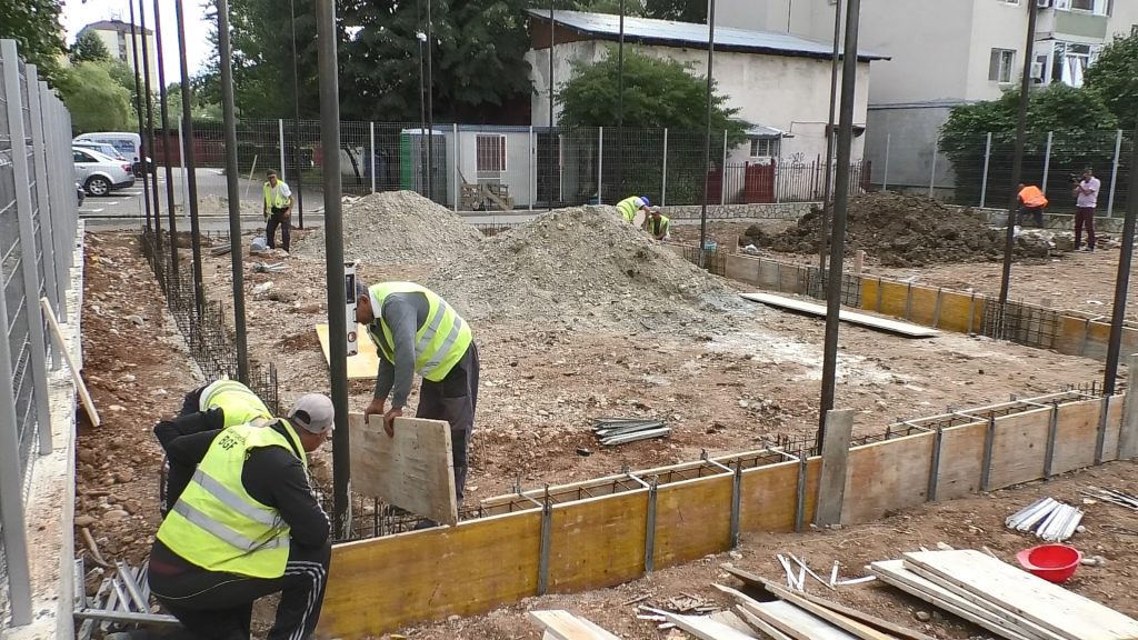 Pe strada Matei Vlădescu din Târgoviște, se lucrează la un parc modern de fitness și un miniteren de baschet