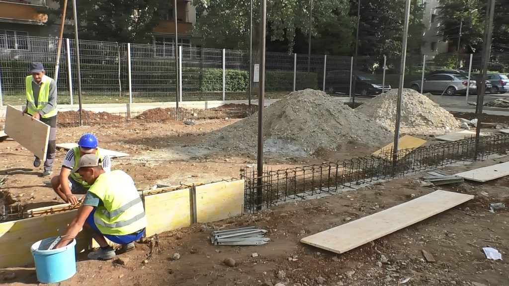 Pe strada Matei Vlădescu din Târgoviște, se lucrează la un parc modern de fitness și un miniteren de baschet